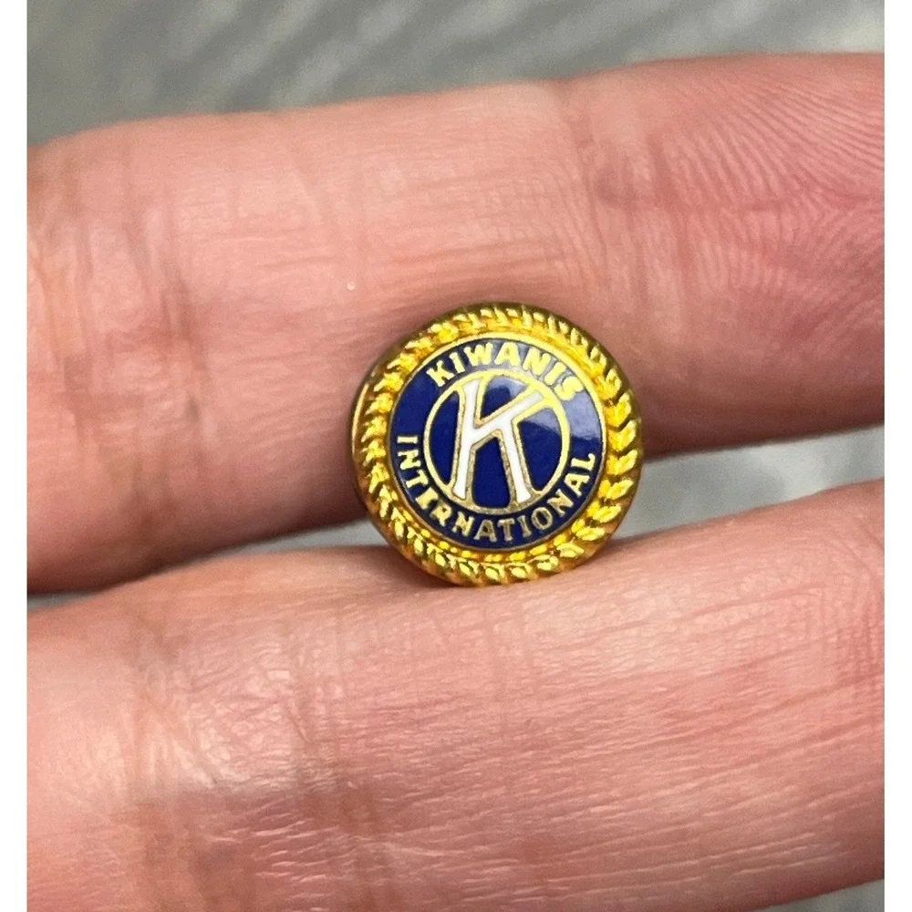 Kiwanis International Lapel Pin Gold Tone Blue Enamel Rope‎ Border Leavens